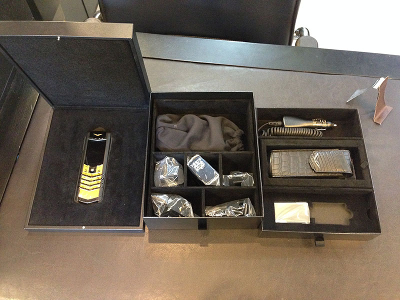 Vertu Signature S Gold Mother Of Pearl Black Alligator
