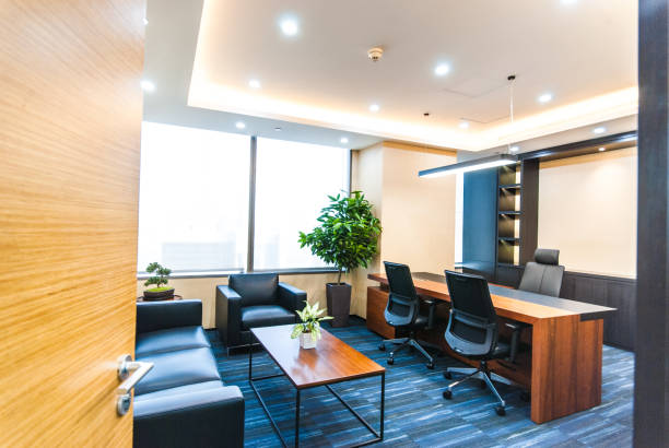What amenities are included in a private office with meeting rooms in Reston?