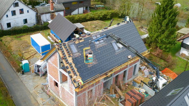 What qualifications are required to become a commercial property restoration expert in Florida?