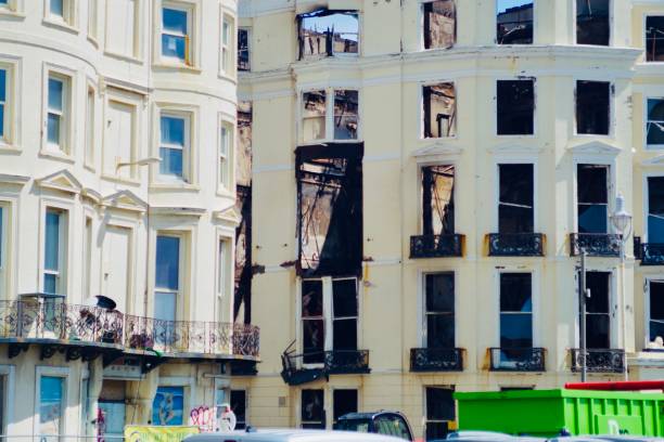 What qualifications should Suffolk County smoke damage restoration contractors have?