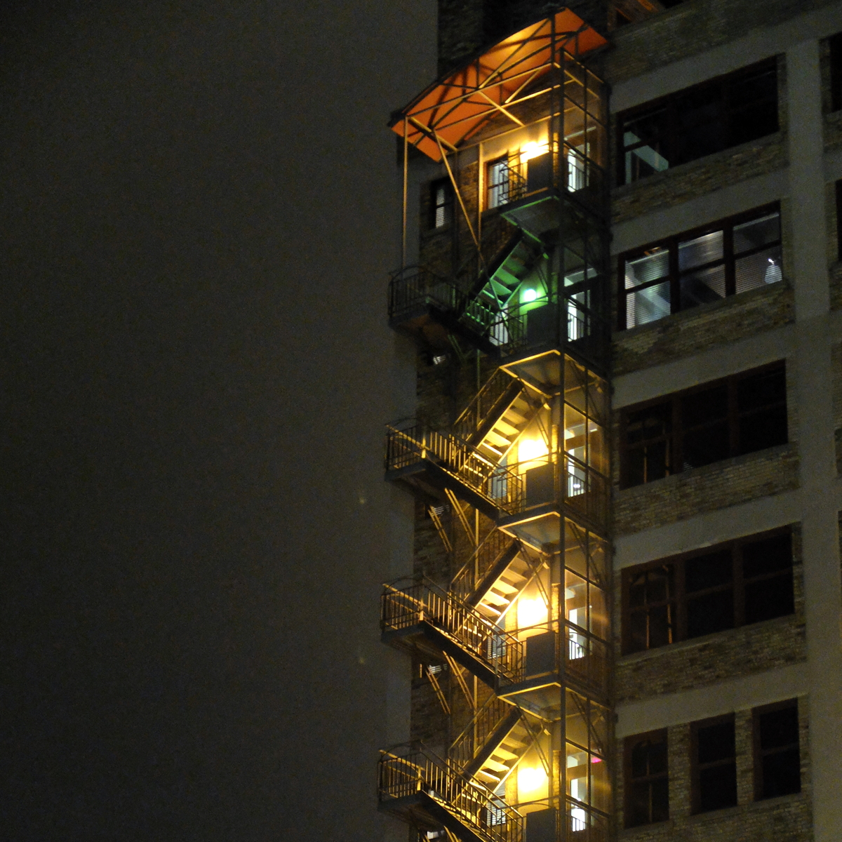 Escalier de secours éclairé, de nuit