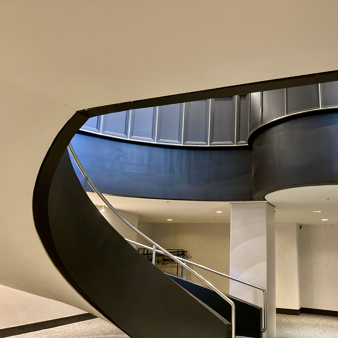 Escalier tournant au pied du ciel Un escalier qui fait un tour dans une architecture moderne... en haut de ce bâtiment existe un Ciel tournant