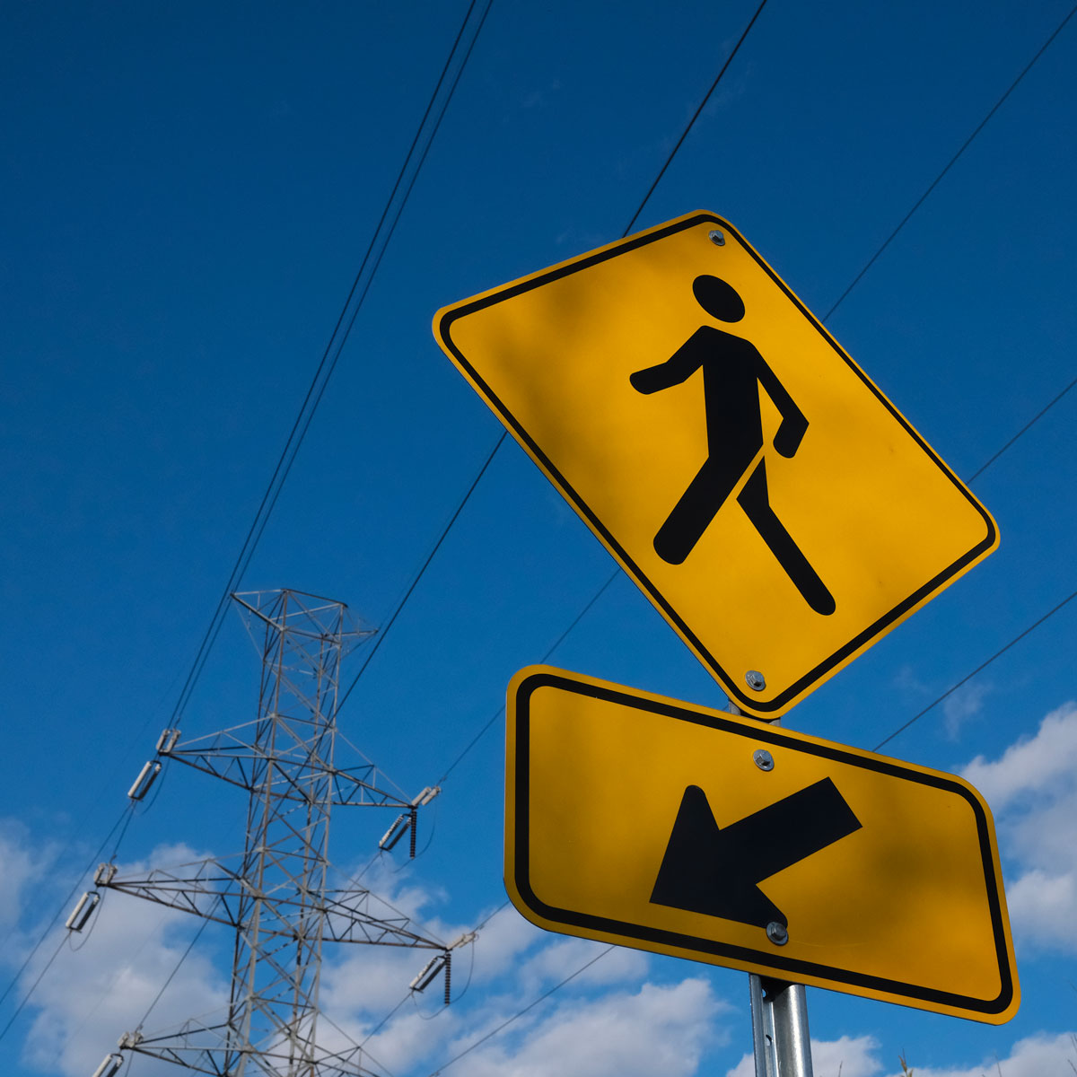 Funambule Panneau d'un être qui traverse des lignes à haute-tension