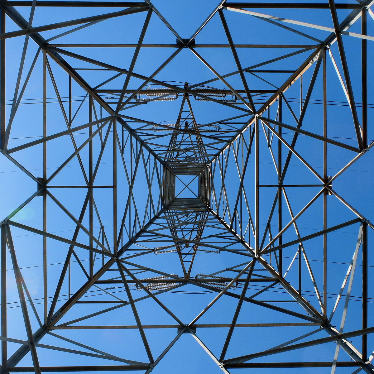 Pylône électrique photographié par en-dessous