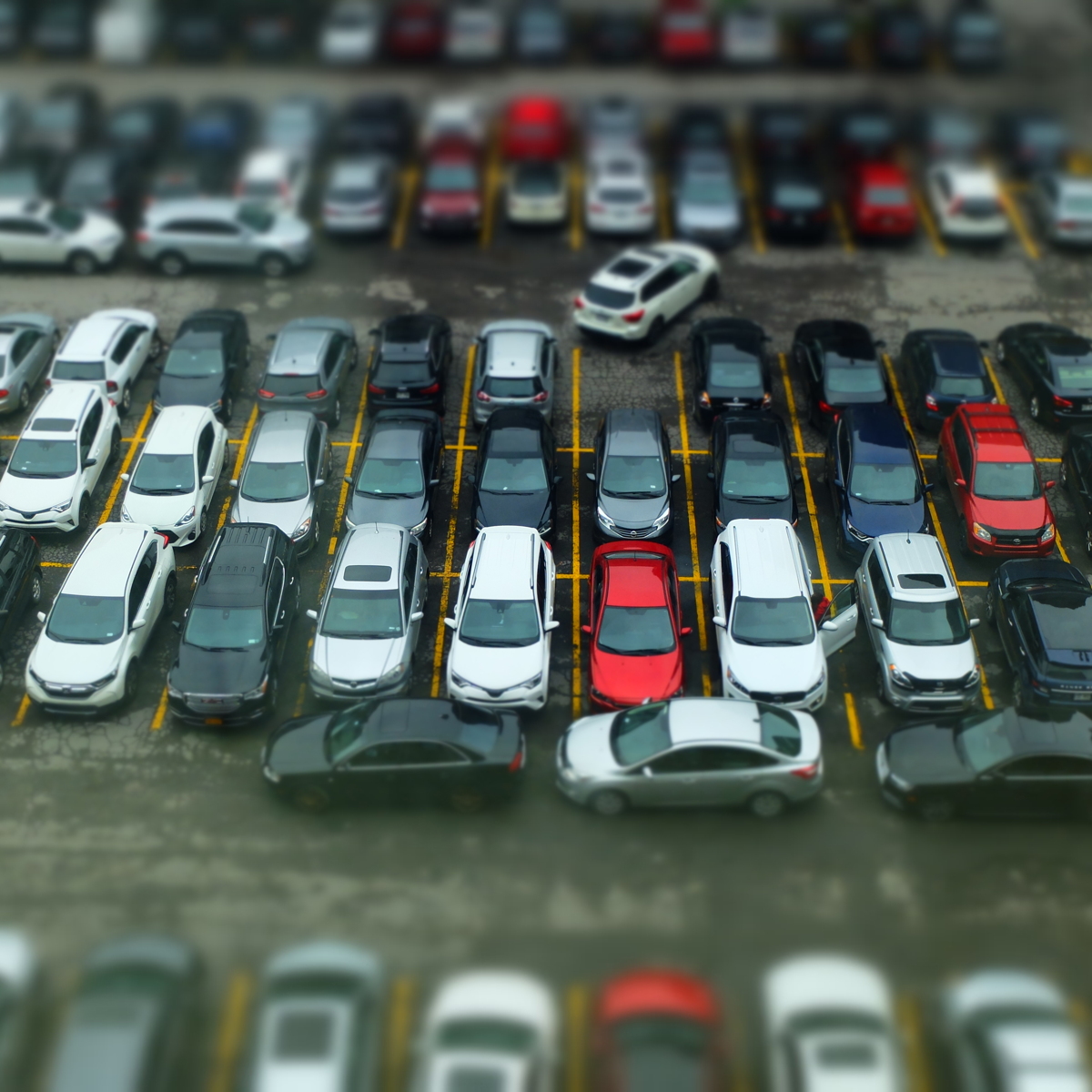 Stationnement de multiples voitures vues du haut