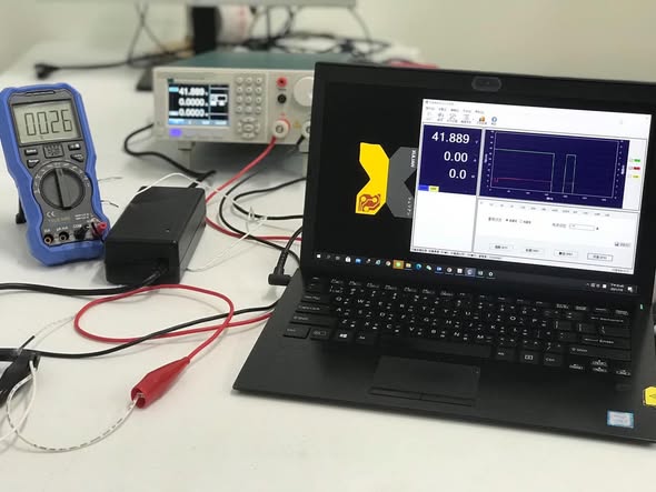 我們的充電器拉載測試平台與電腦紀錄畫面。