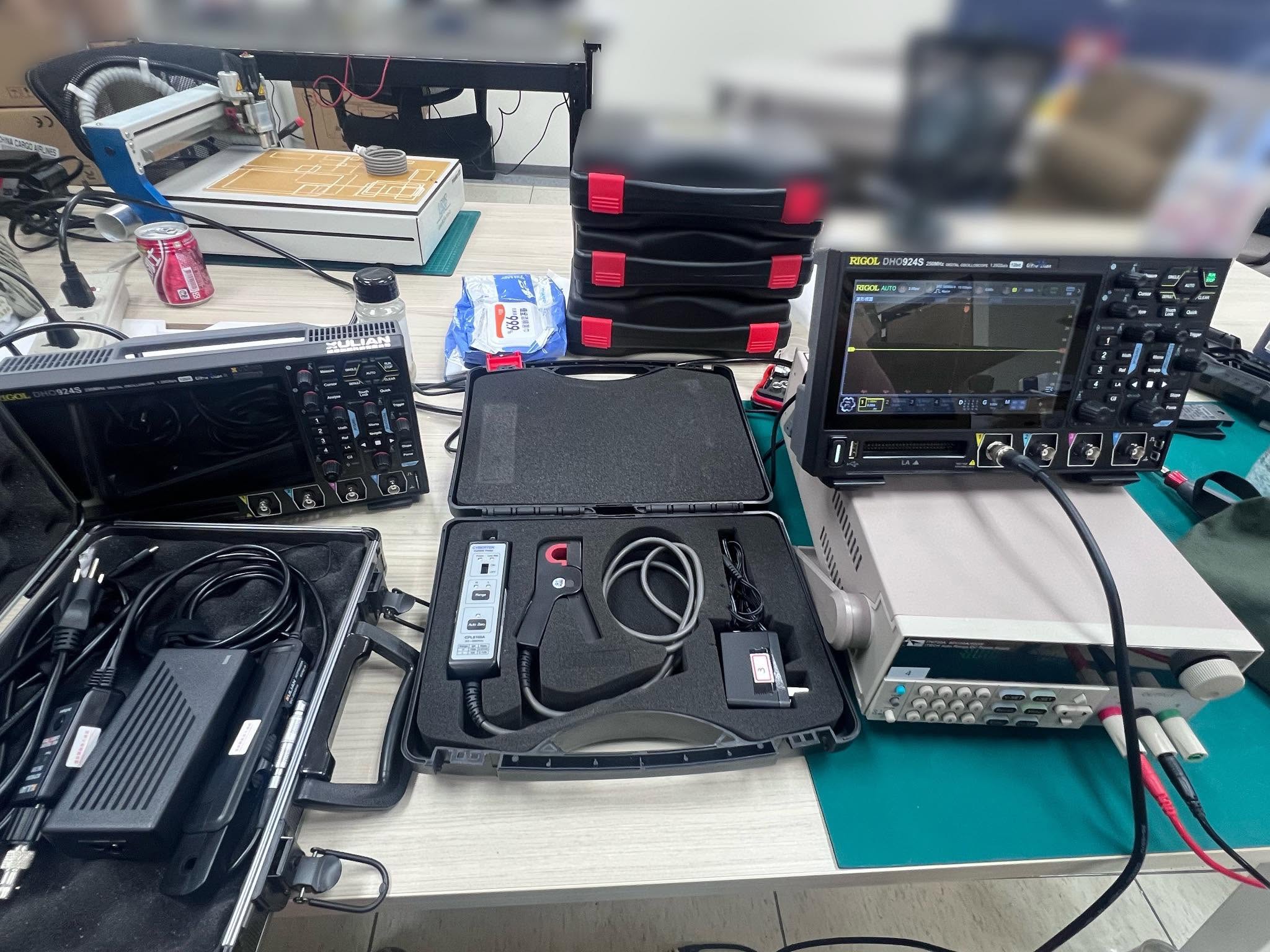 官方專頁公開之檢測工作照片,可見 RIGOL DHO924S 示波器及量測配件。