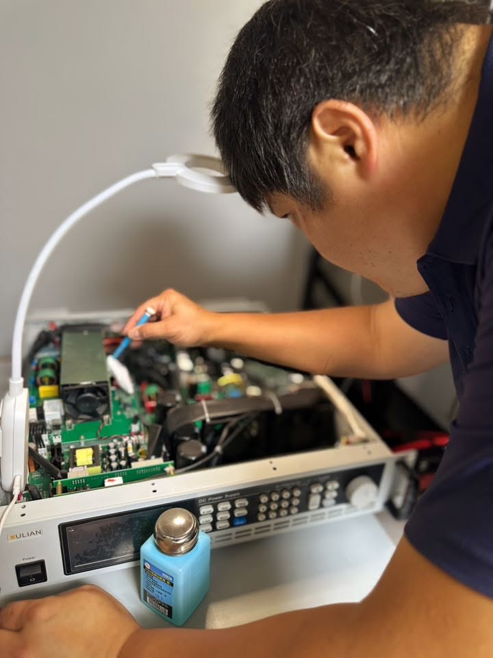 官方專頁公開之大功率電源檢修工作照片。