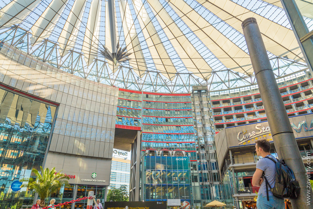 Возле площади Potsdamer Platz есть местечко Sony Center . Тут рестораны, кинотеа