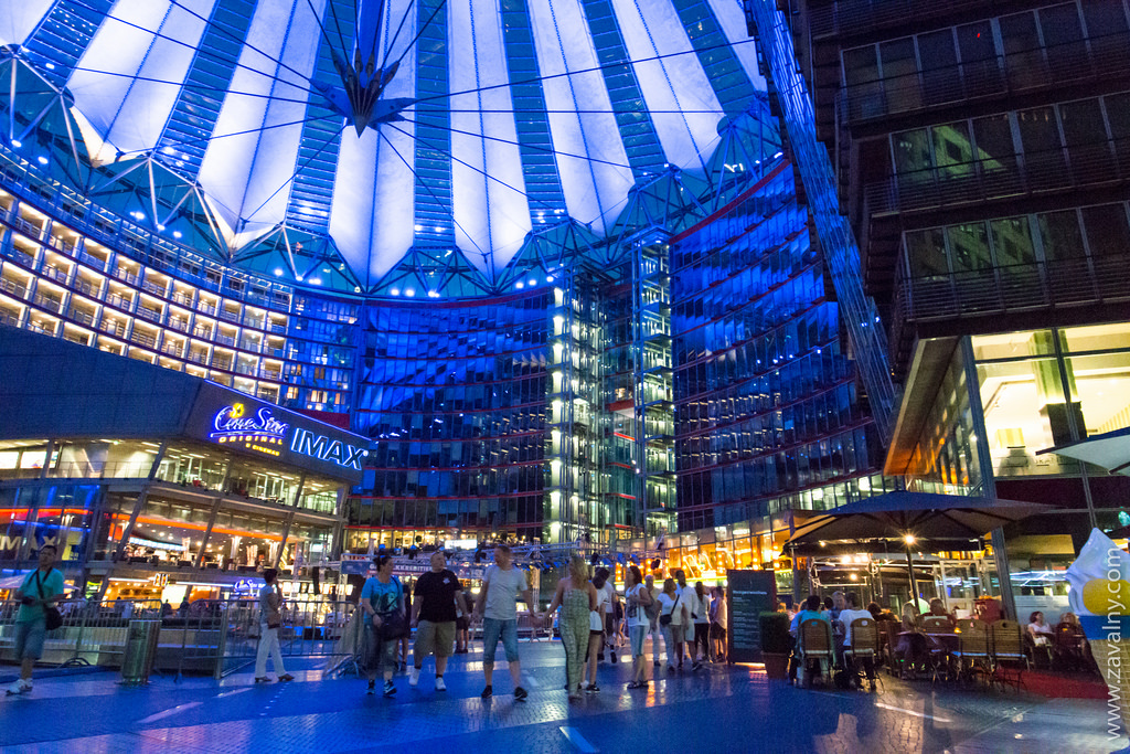 Возле площади Potsdamer Platz есть местечко Sony Center . Тут рестораны, кинотеа