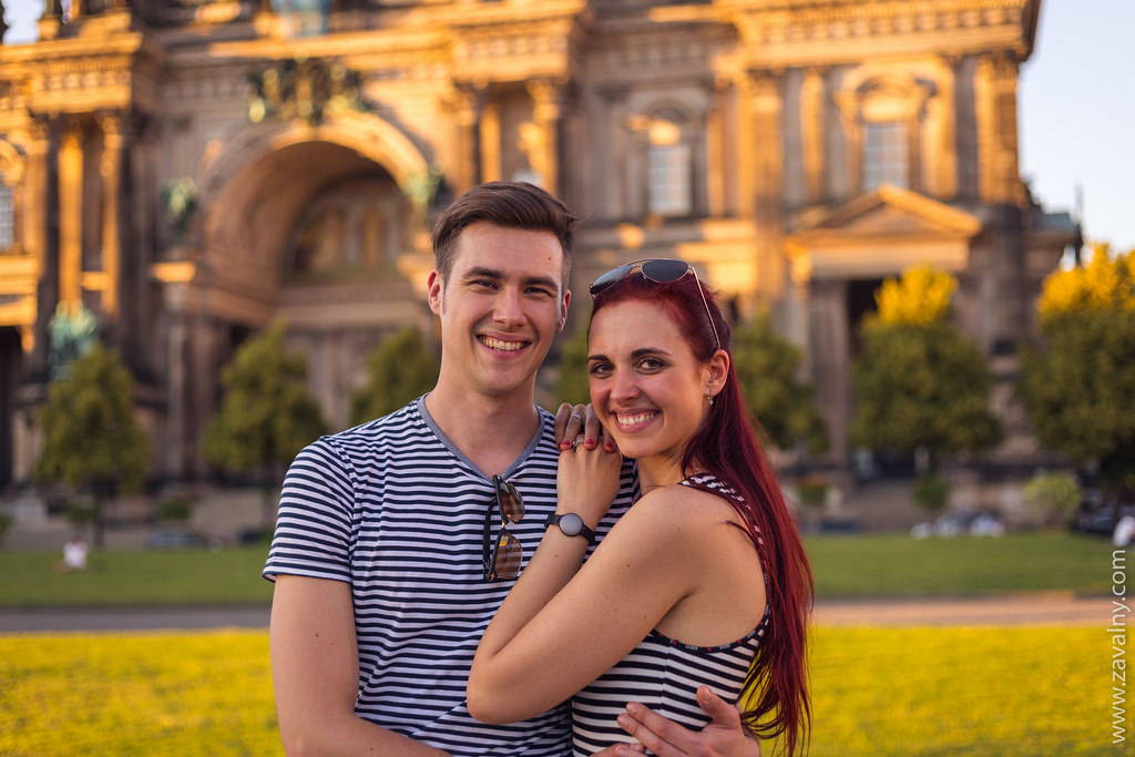 Приятный маленький парк Lustgarten с красивым фонтаном и романтичным закатом. Ре