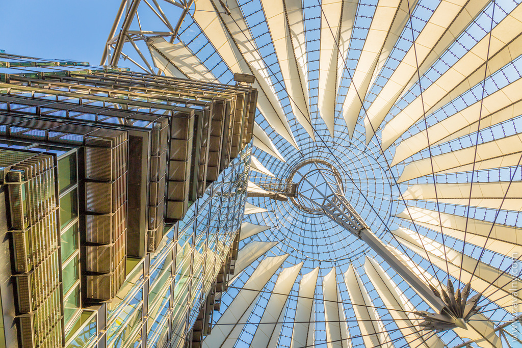 Возле площади Potsdamer Platz есть местечко Sony Center . Тут рестораны, кинотеа