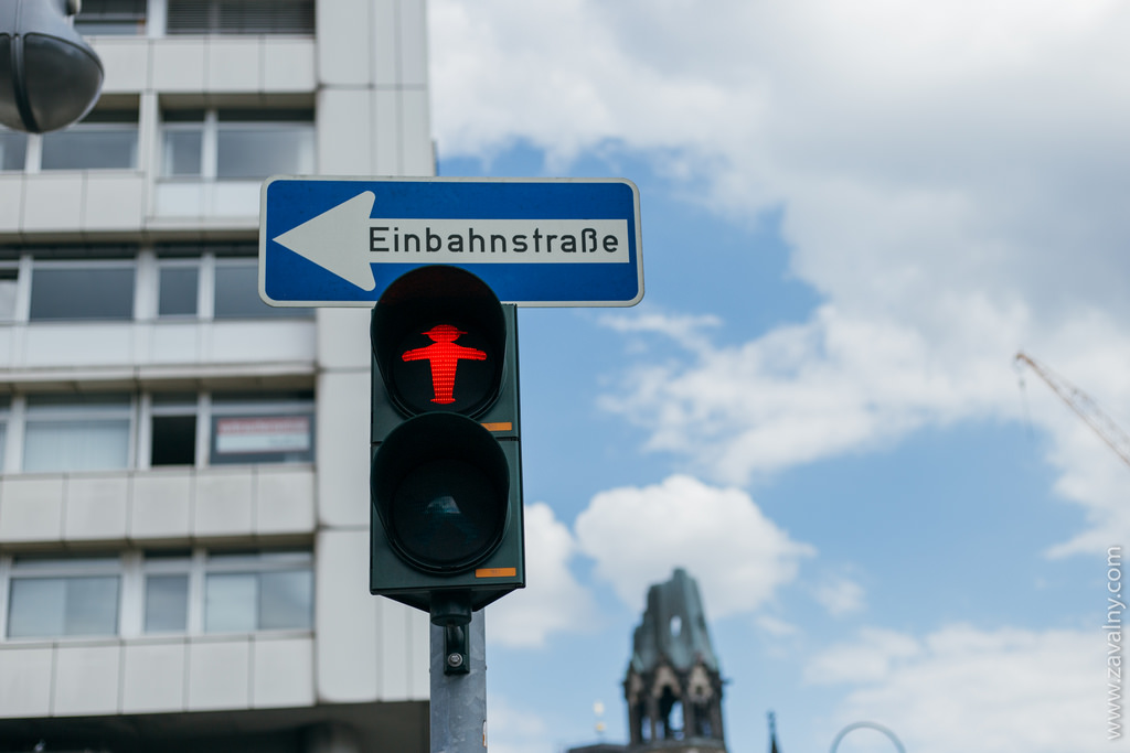 В Берлине есть интересный символ – светофор с забавным человечком в шляпе под на