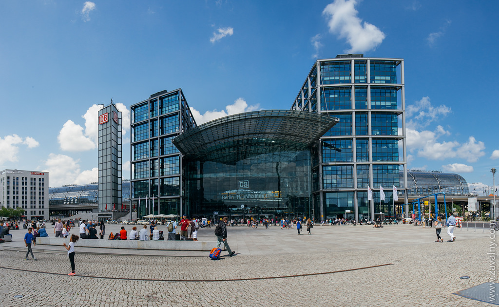 Жили мы в отеле Berlin Meininger Hauptbahnhof ( Booking.com ), который находится