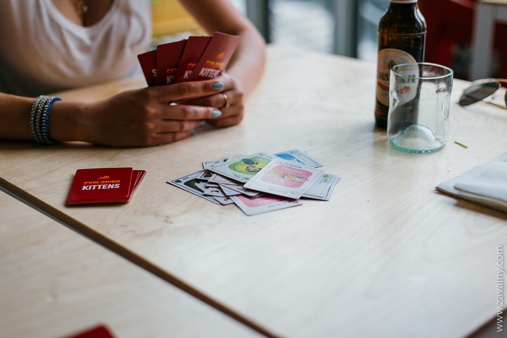 Рубимся в Exploding Kittens . Exploding Kittens — одна из лучших настольных карт