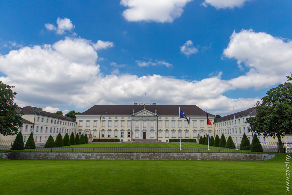 А это — дворец Бельвю (Bellevue Schloss). Официальная резиденция президента Герм