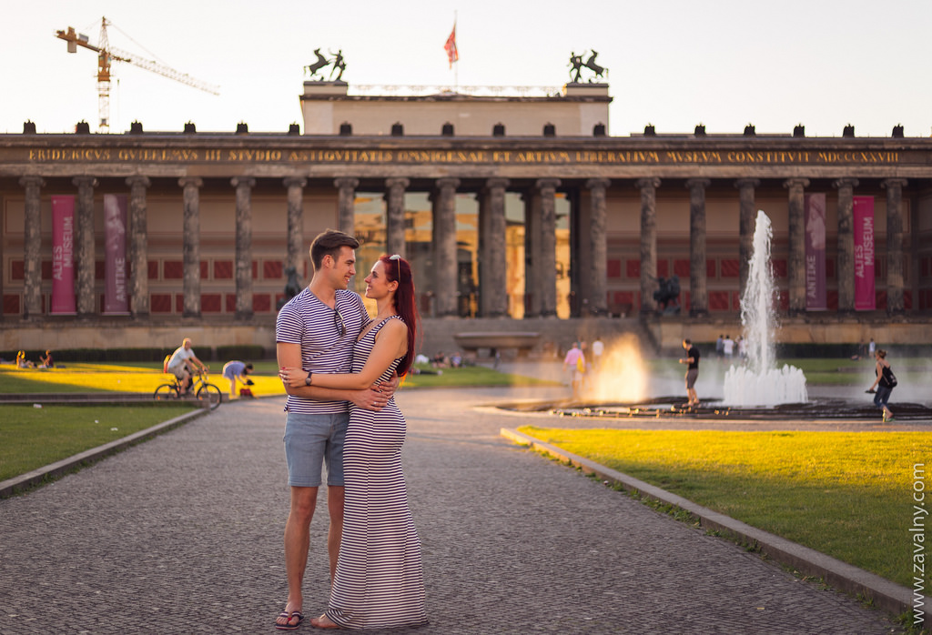 Приятный маленький парк Lustgarten с красивым фонтаном и романтичным закатом. Ре
