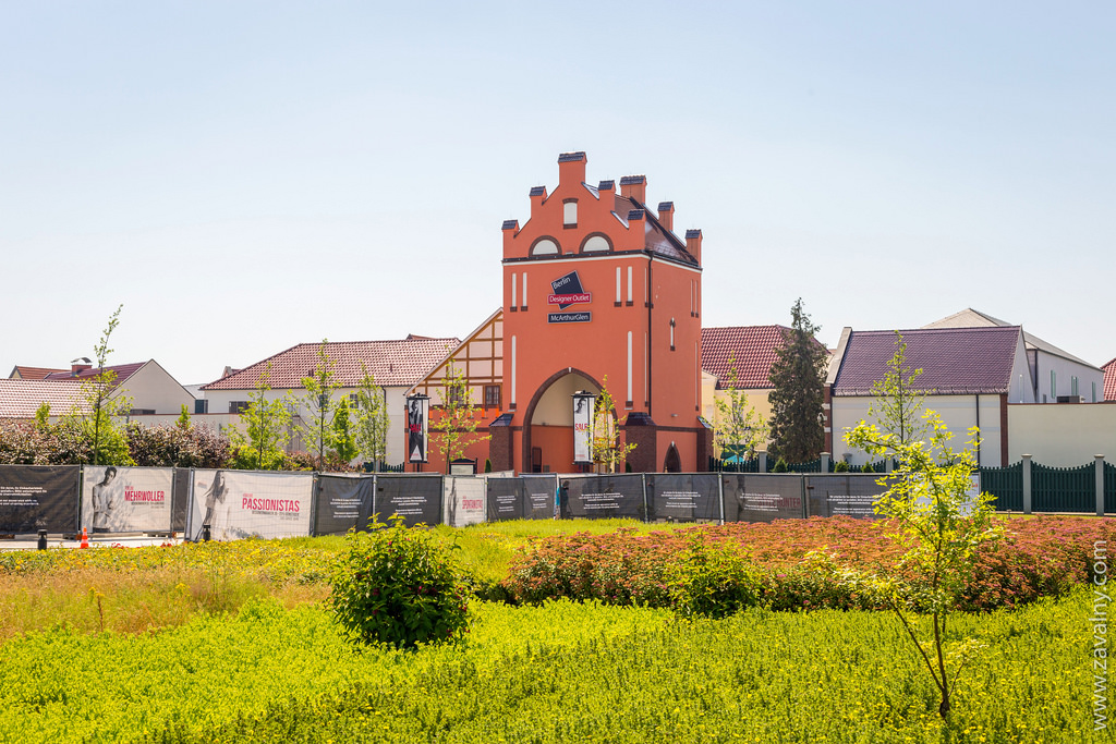 Викуля первым делом повела нас в крутой аутлет, под названием Designer Outlet Be