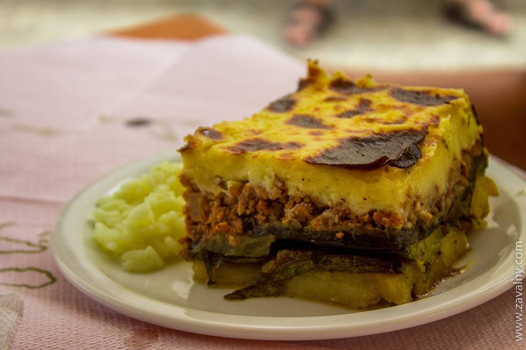 Это — мусака, запеканка из мяса, баклажан и картошки. Выглядит не очень, но это