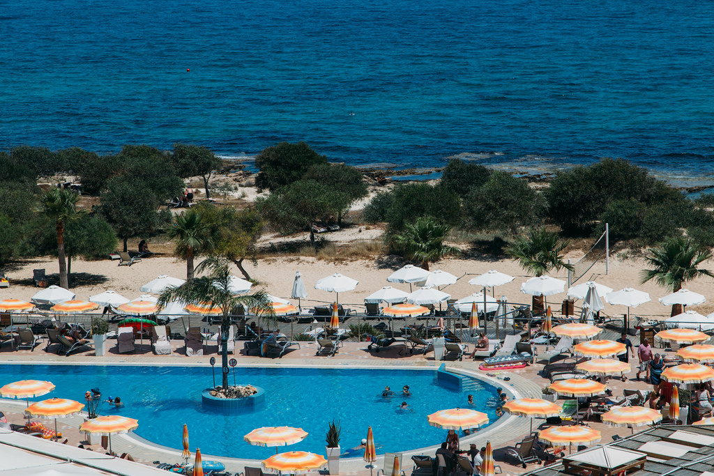 Про пляж Отель находится возле пляжа Макронисос ( Makronisos Beach ) . Это — бес