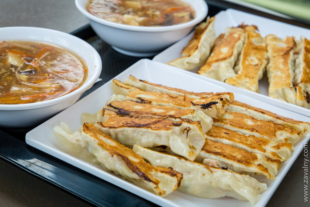 А ещё, именно в этом аутлете можно слопать вкусные и самые дешёвые обжаренные пе