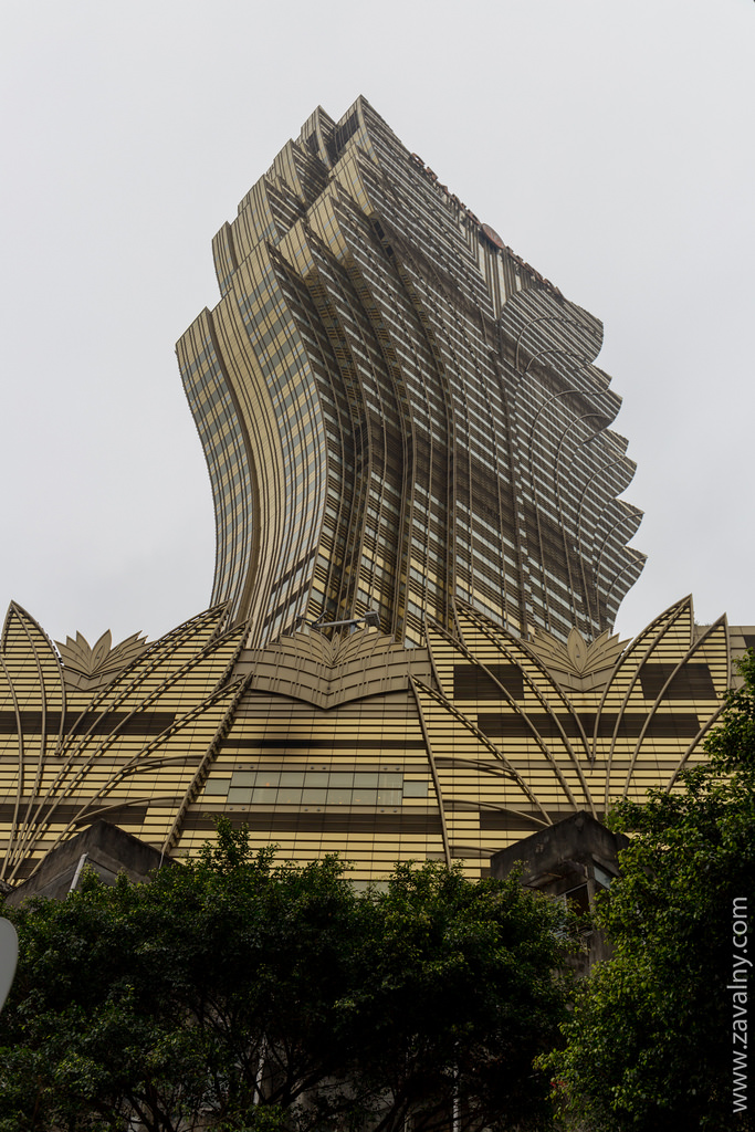 Так что же это за здание? Это — самое знаменитое на Макао казино Grand Lisboa .