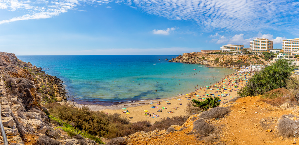 С горы виден первый пляж, который называется Golden Bay . Его мы пропустили, из-