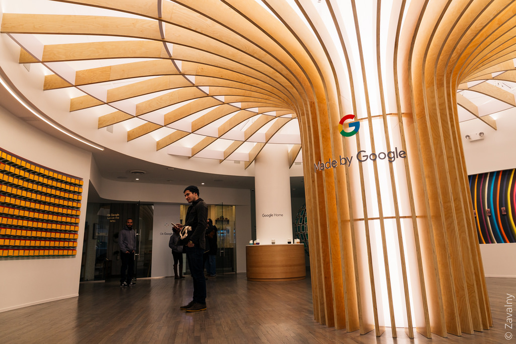 Как айтишник, не мог не забежать с Ксюшей в выставочный зал Google, где они пока
