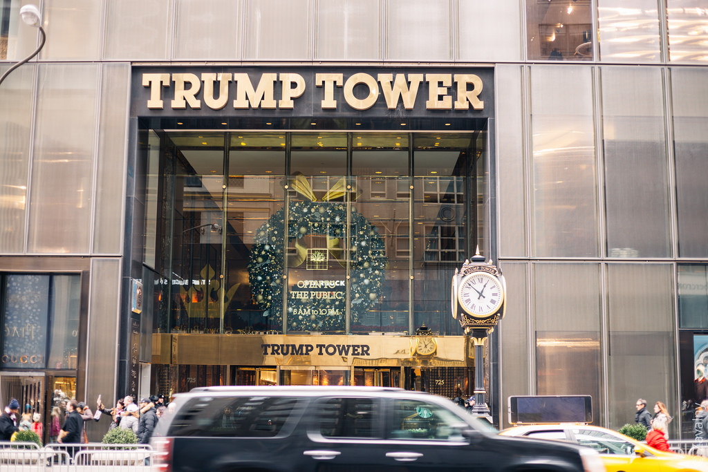 Но у него все хорошо и его Трамп Тауер не помещается даже в самый широкий угол.