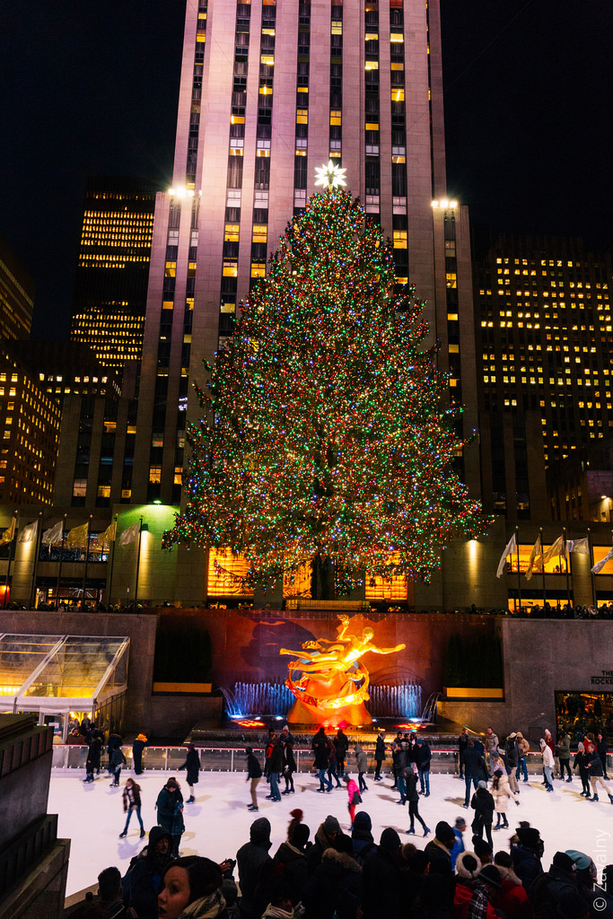А на площади Рокфеллера находится знаменитый каток, который засветился во второй