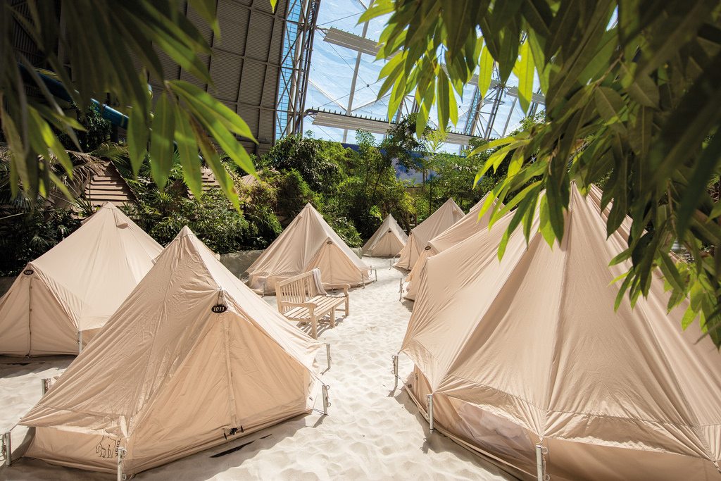 На территории комплекса Tropical Islands Resort есть кемпинг, где можно на ночь