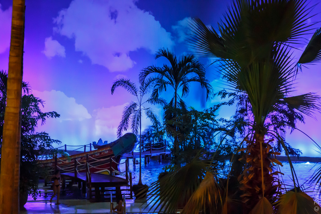 Мы долго думали, ехать ли в Tropical Islands или нет. В конце-концов, 50км от Бе
