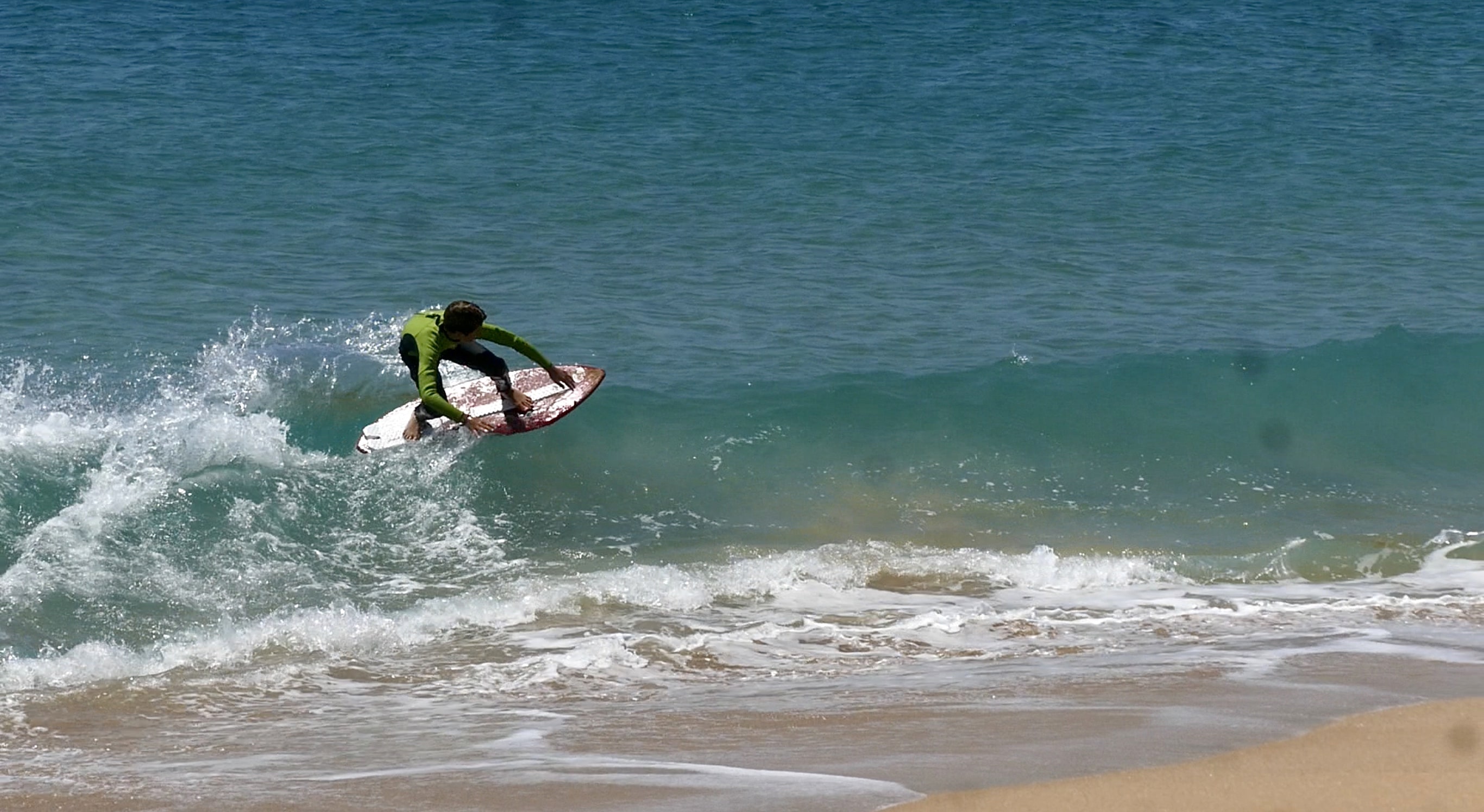 Alvaro practicando sus primeros giros de backside durante las clases de skimboard