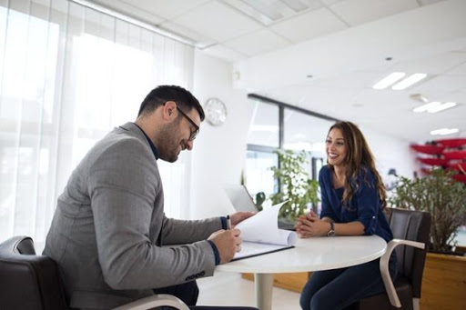 Empresas grandes y sus métodos de contratación