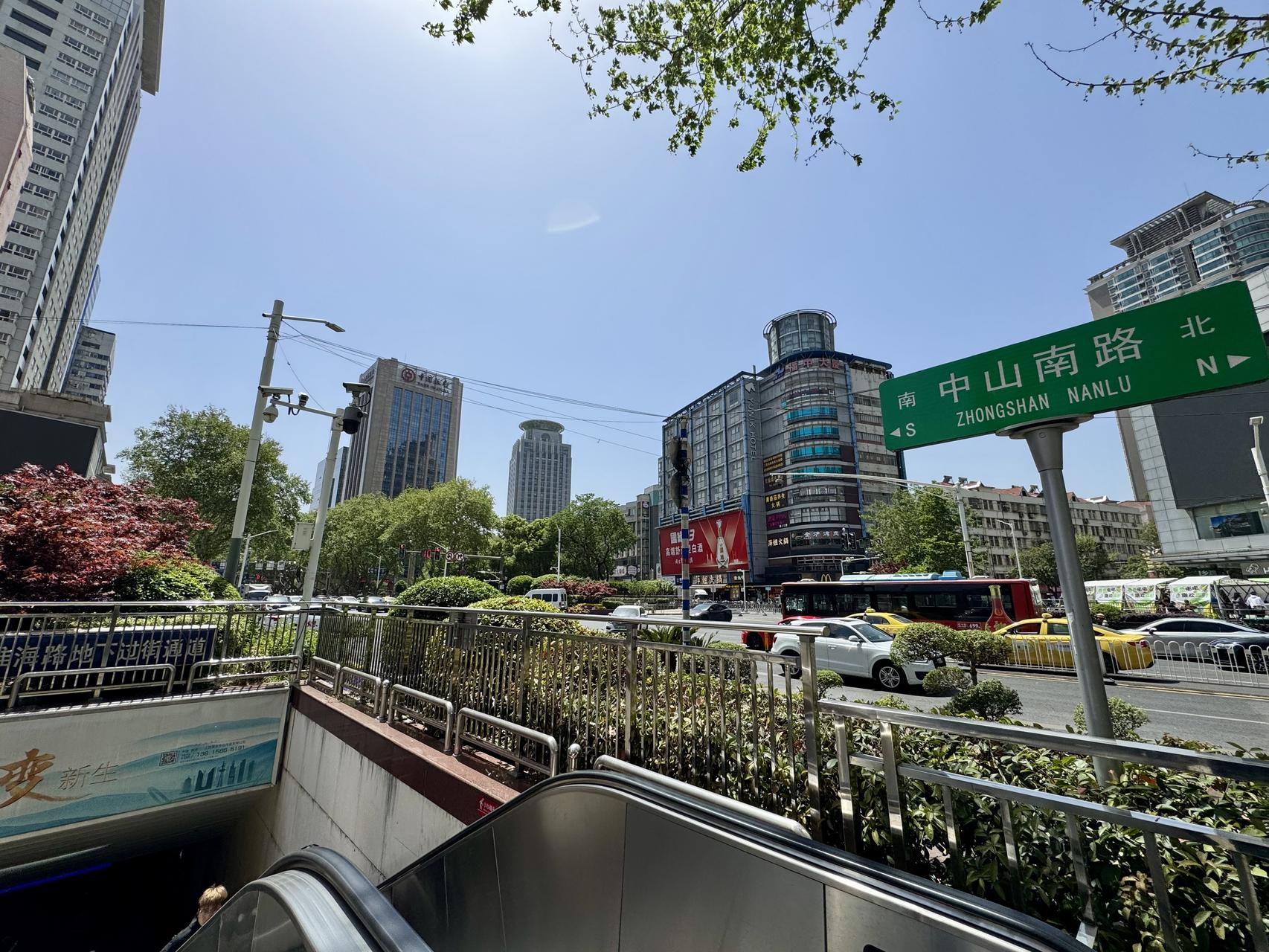 ‎Check network for missing images.