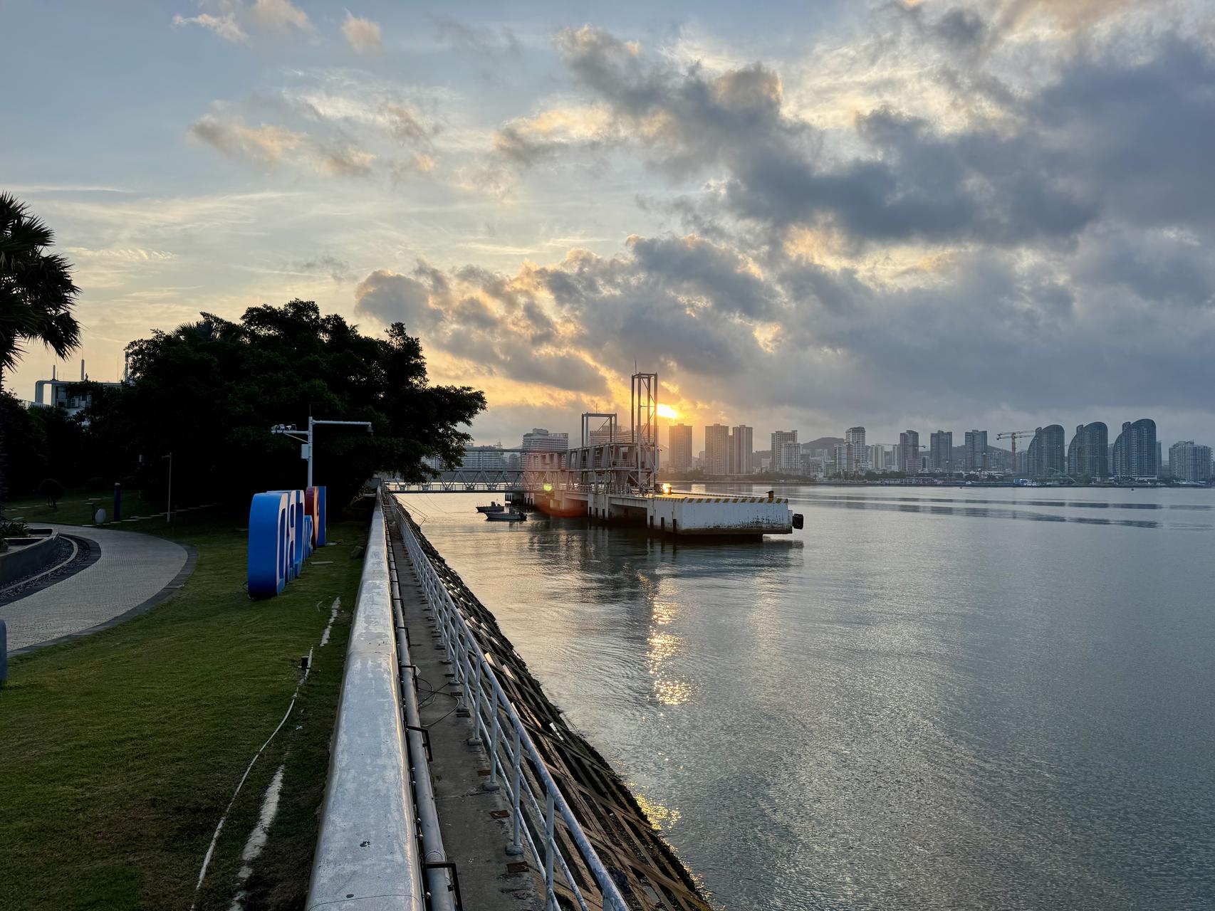 ‎Check network for missing images.